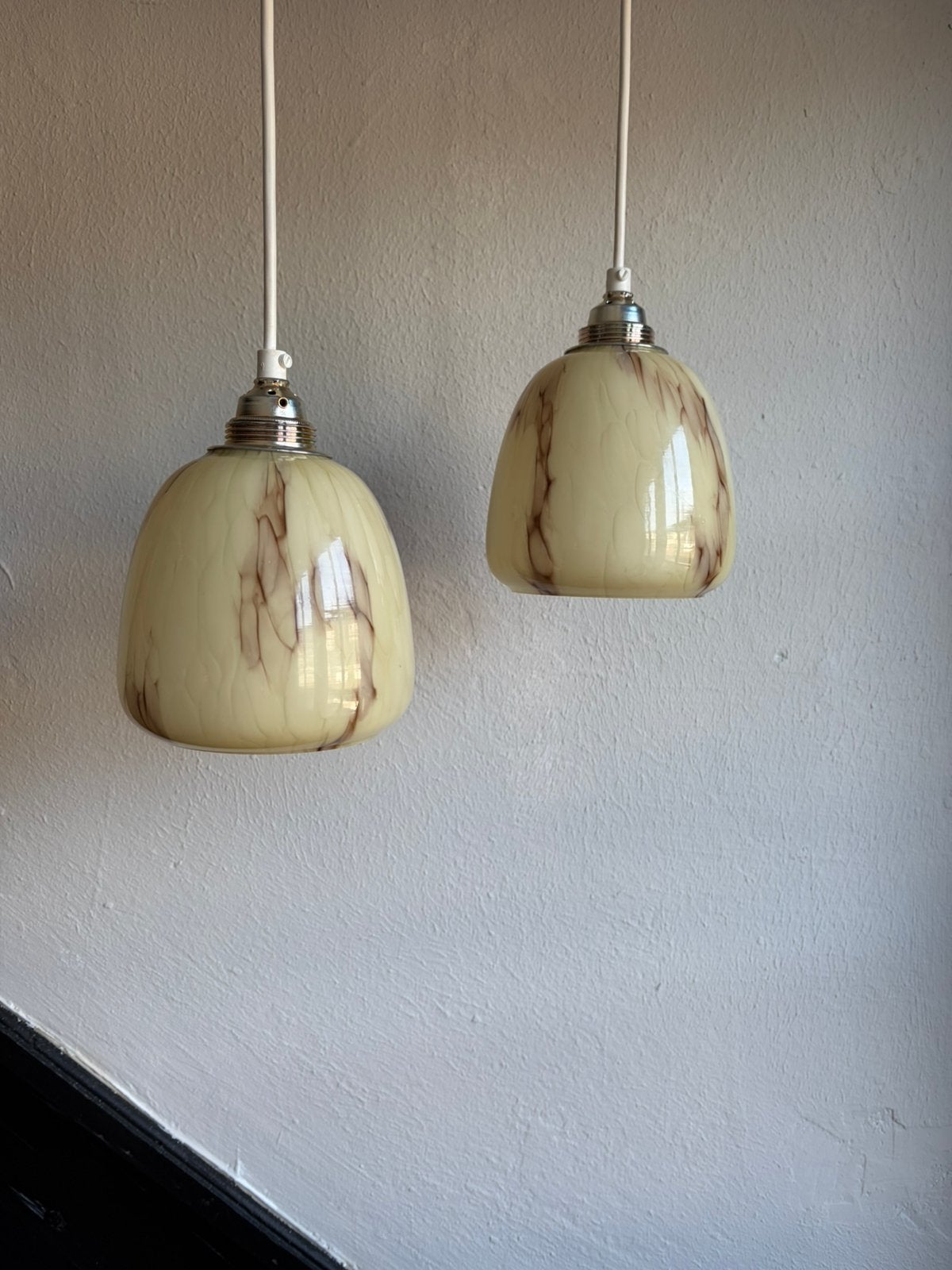 Vintage set 2 geel gele marmer kelk ronde glazen hanglampen, Ophalen of Verzenden, Zo goed als nieuw, Glas