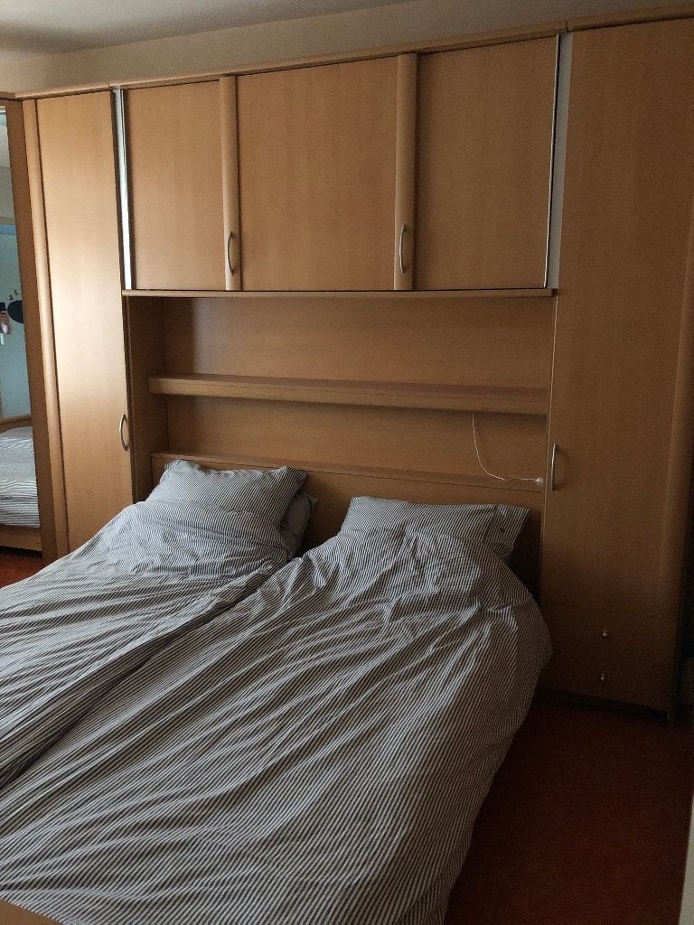 Bed met ombouw en kasten twee 1-persoons lattenbodems 80x200, Huis en Inrichting, Slaapkamer | Bedden, Ophalen, Verstelbaar, Beige