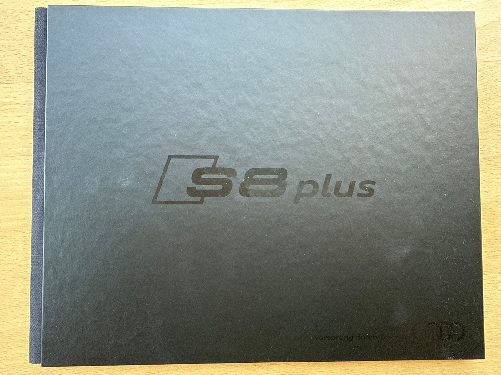 Audi S8 Plus Brochure - Hardcover - Duits - 30 pagina's, Ophalen of Verzenden, Zo goed als nieuw