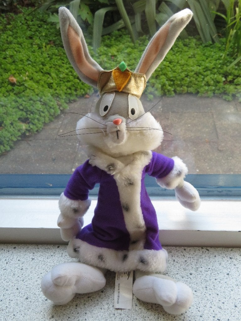 Looney Tunes konijn Bugs Bunny in "hermelijnen" jaskoning, Konijn, Ophalen of Verzenden, Middelgroot (20 tot 80 cm), Meerkleurig