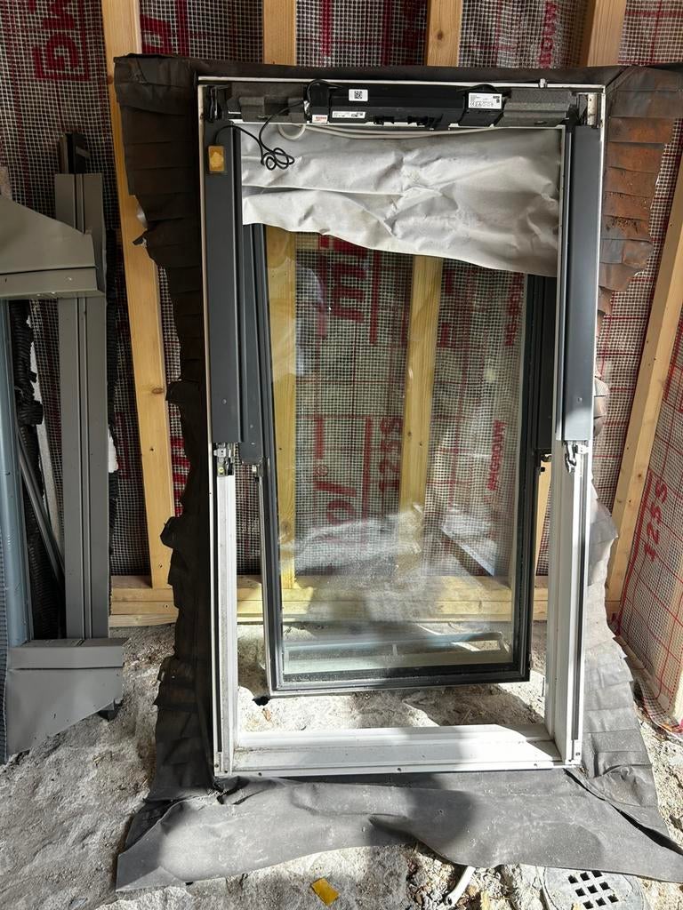 Velux tuimelvenster elektrisch, Ophalen, Minder dan 80 cm, 120 tot 160 cm, Zo goed als nieuw