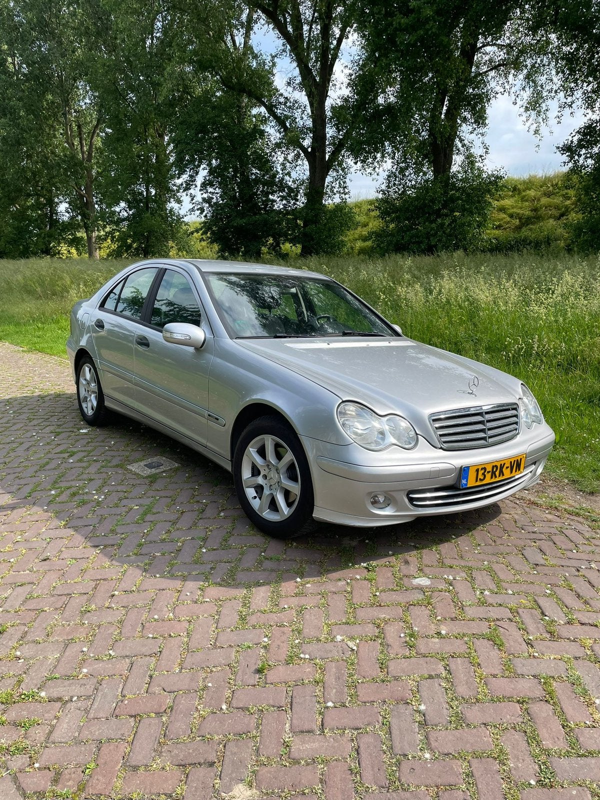 Mercedes-Benz C-Klasse 1.8 C180 Kompr Sedan 2005 Grijs, Auto's, Achterwielaandrijving, 1796 cc, Origineel Nederlands, 75 €/maand