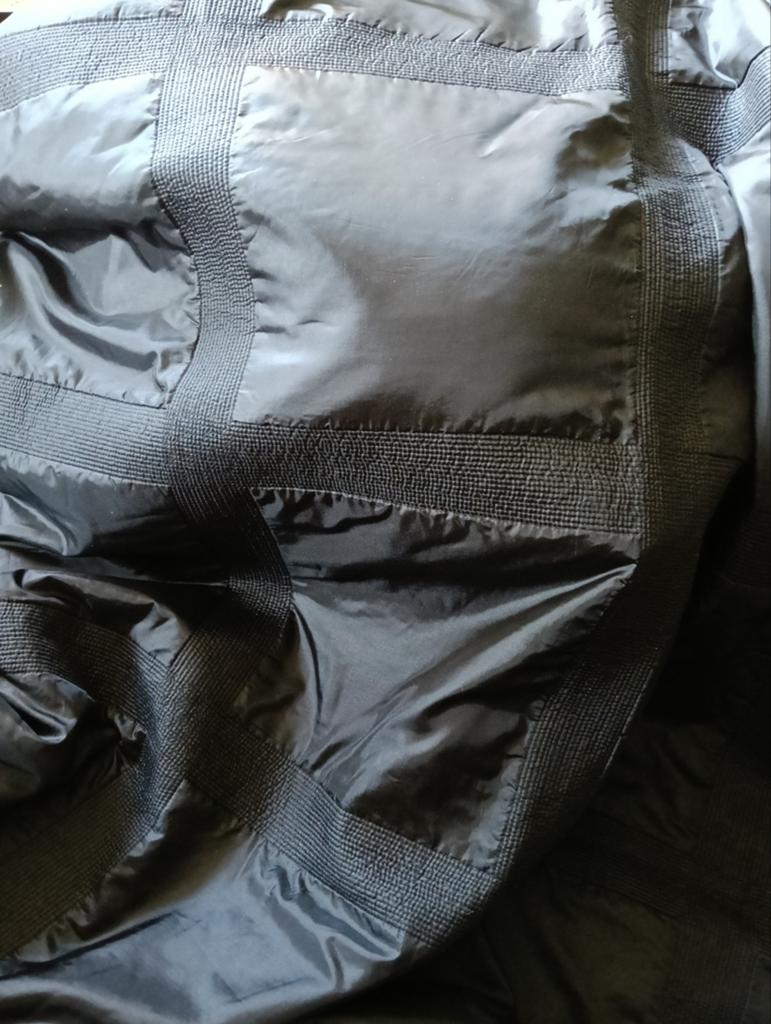 Grote zwarte gladde sprei, licht gewatteerd 270x270, Huis en Inrichting, Ophalen, Zwart, Tweepersoons, Deken of Dekbed