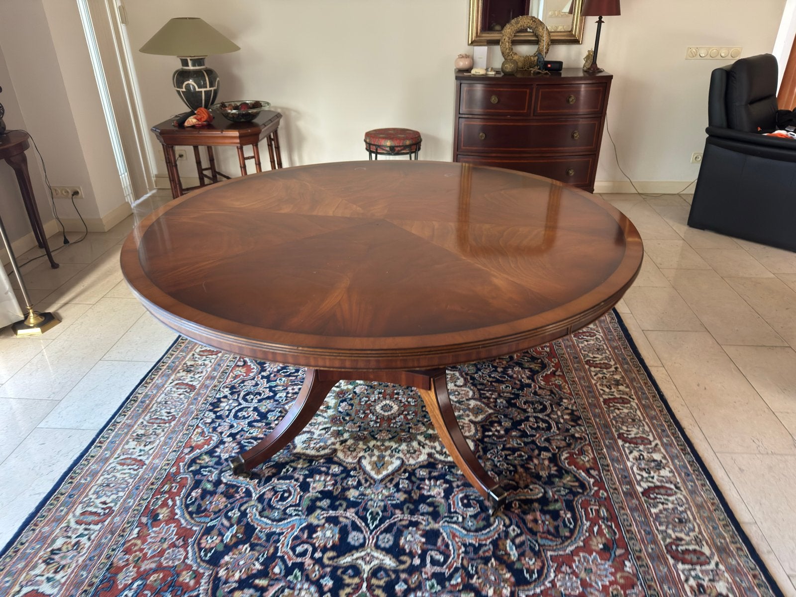 Klassieke ronde eettafel met sierlijke poten, Antiek en Kunst, Ophalen