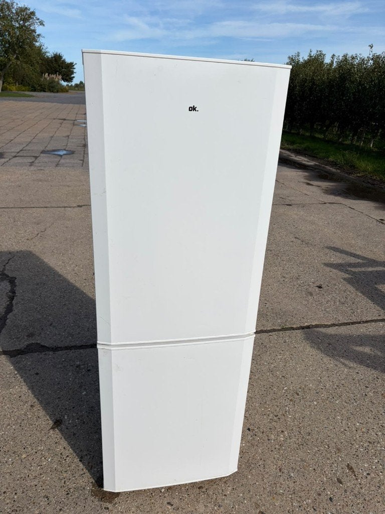 OK. koel-vriescombinatie in een frisse witte uitvoering., Witgoed en Apparatuur, Ophalen, Gebruikt, 200 liter of meer, Met aparte vriezer