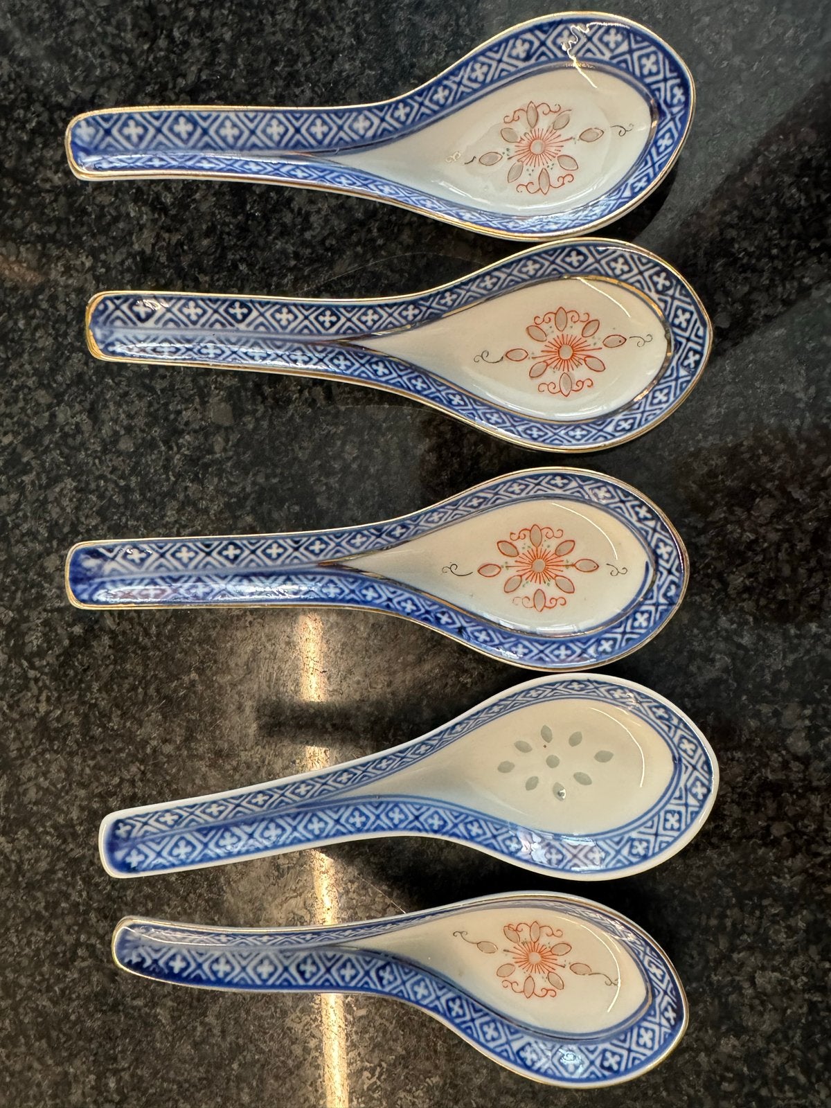 Set van 5 Chinese soeplepels - Porselein met blauw/rood deco, Ophalen of Verzenden