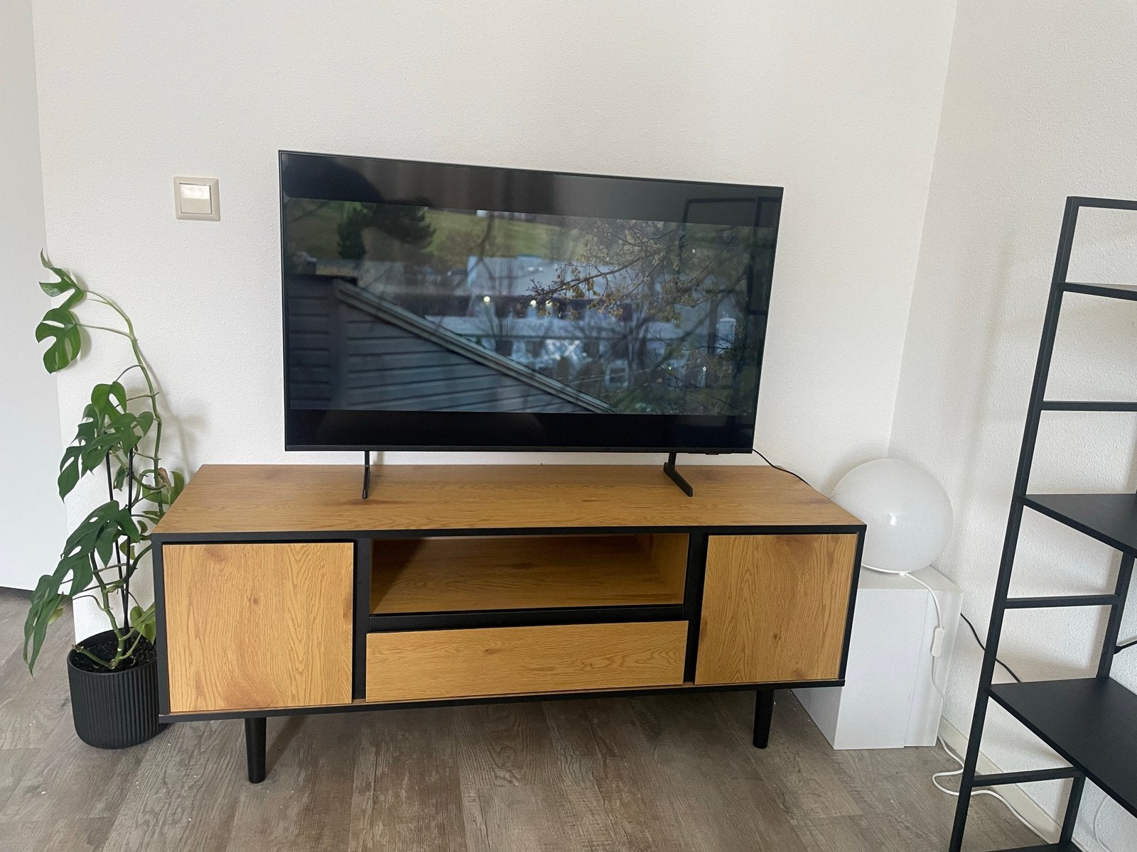 Modern TV-meubel met opbergruimte, Ophalen, 100 tot 150 cm, Eikenhout, Zo goed als nieuw