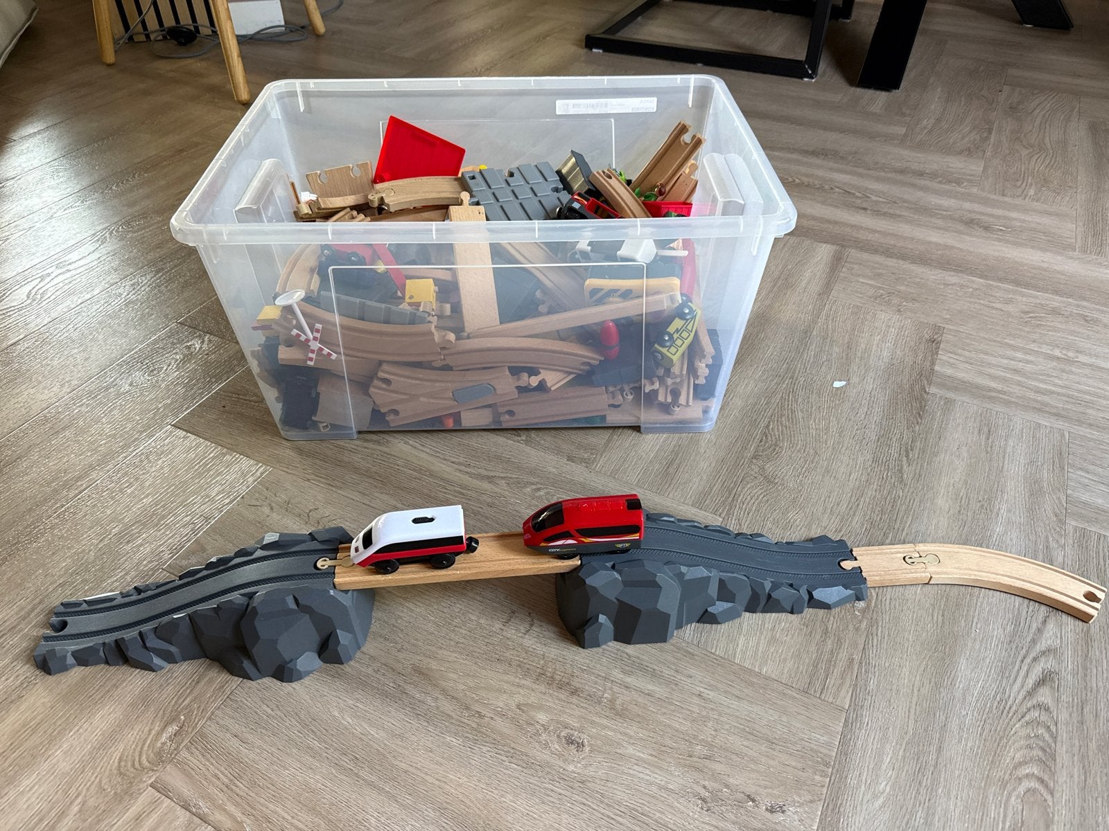 Grote set houten treinrails met bruggen, wissels en treinen, Ophalen, Gebruikt
