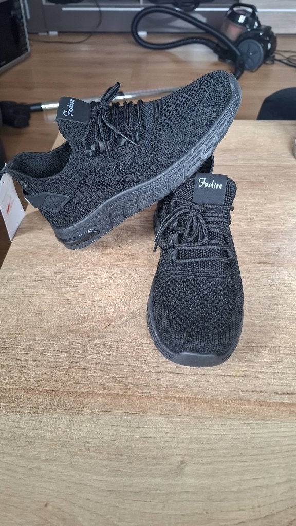 zeer lichte sneakers, Zwart, Nieuw, Ophalen of Verzenden, Sneakers of Gympen