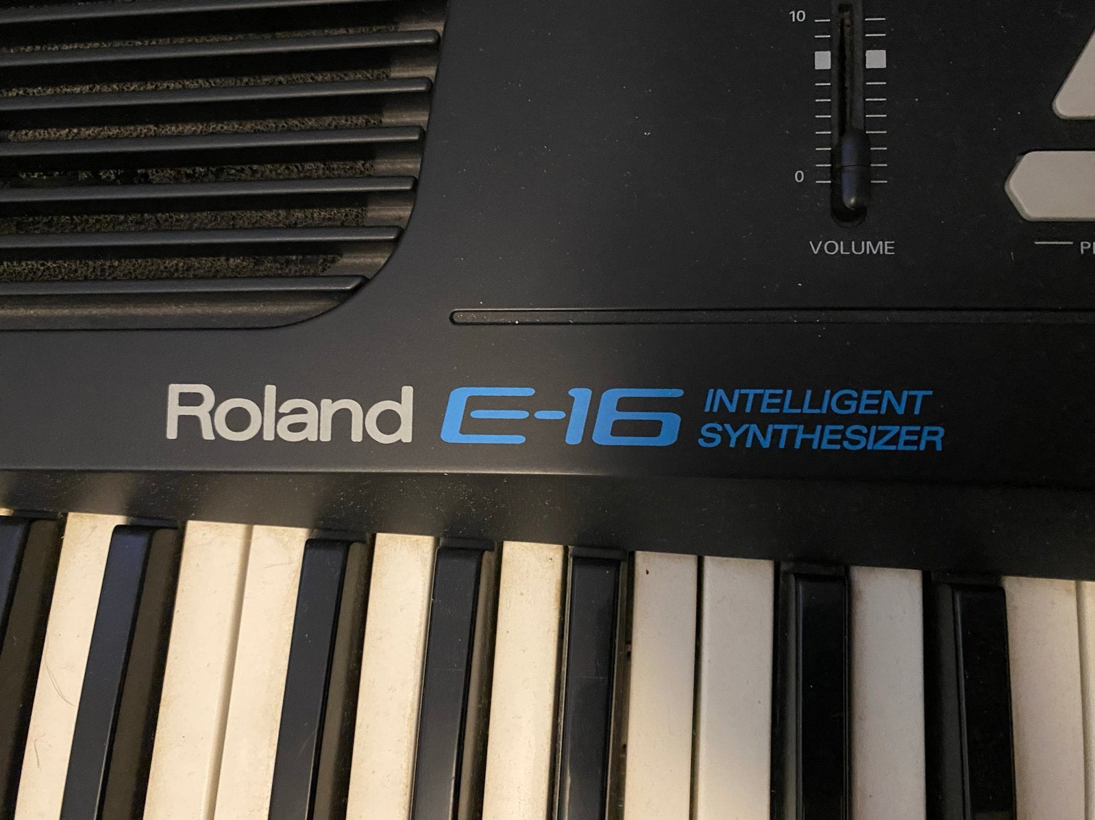 Roland E-16 Intelligent Synthesizer met standaard en kruk, Ophalen, Gebruikt, Zwart, Digitaal