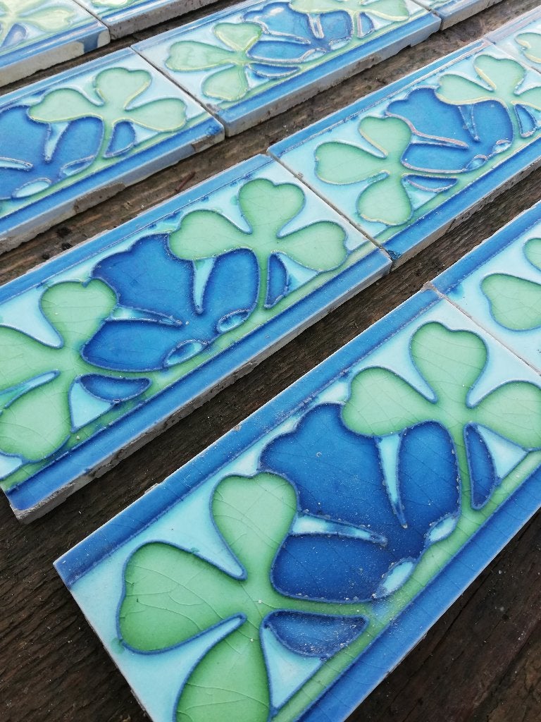 27 Antieke randtegels blauw groen decor in relief 7,5x15cm