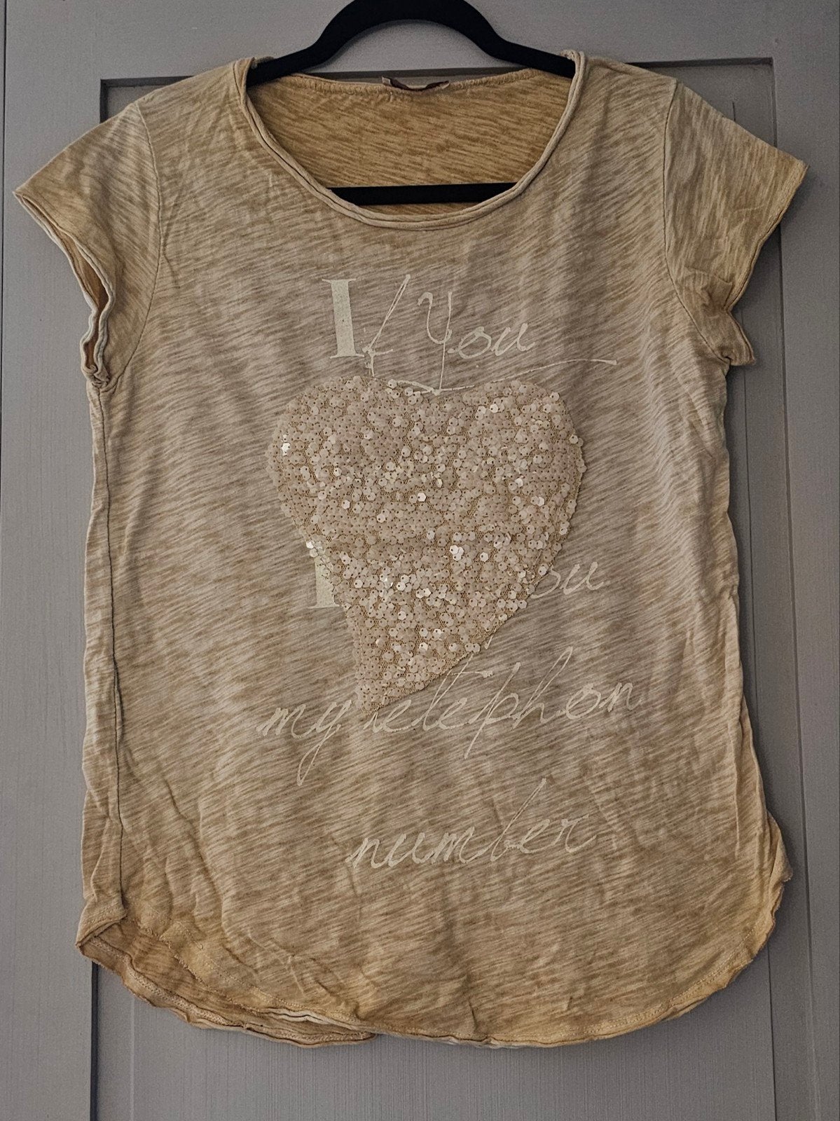 M/L T-shirt van Lindsay met pailletten hart en korte mouwen, Kleding | Dames, Maat 38/40 (M), Lindsay Moda, Geel, Ophalen of Verzenden