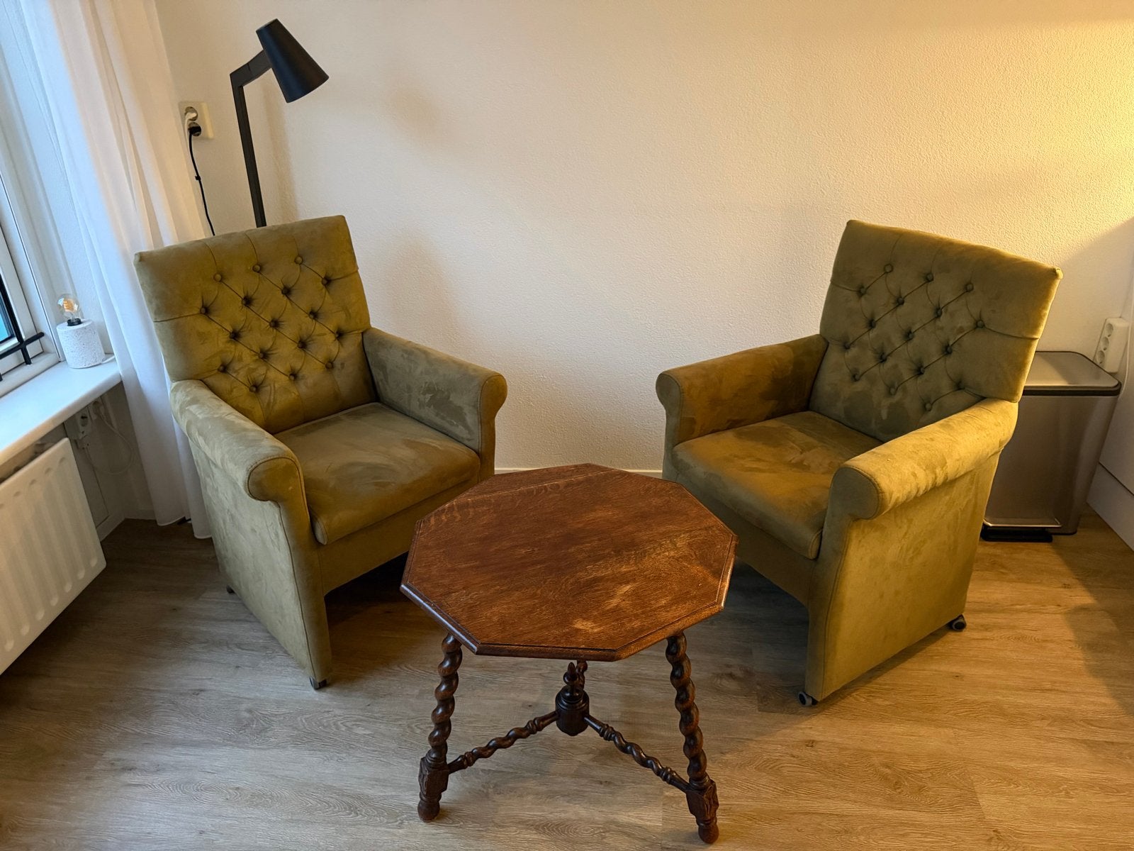 Twee eetkamer fauteuils olijfgroen suèdine, Ophalen, Gebruikt, Minder dan 75 cm, Stof