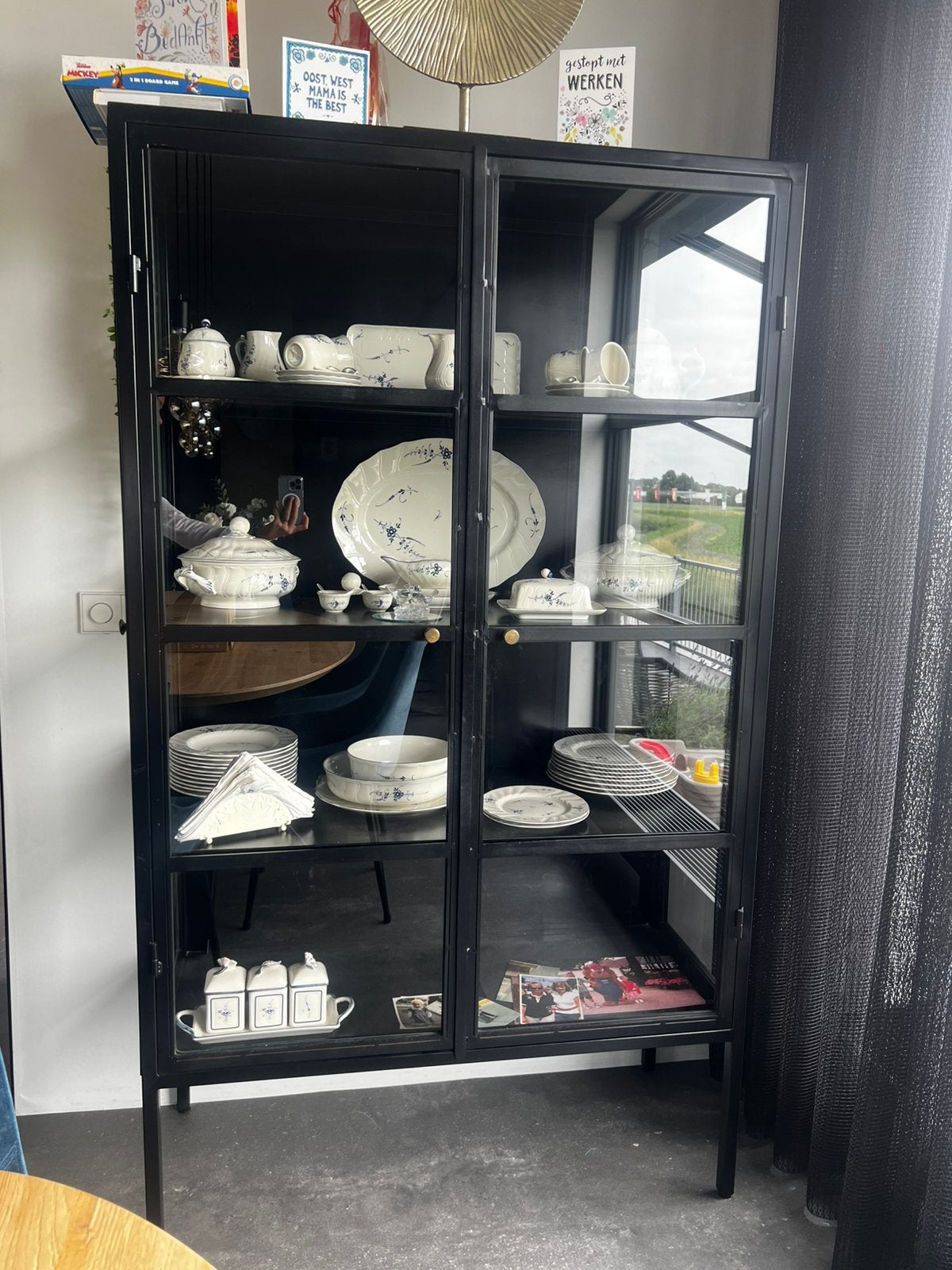 Zwarte stalen vitrinekast met glas en gouden knoppen, Ophalen, 100 tot 150 cm, Zo goed als nieuw, Metaal