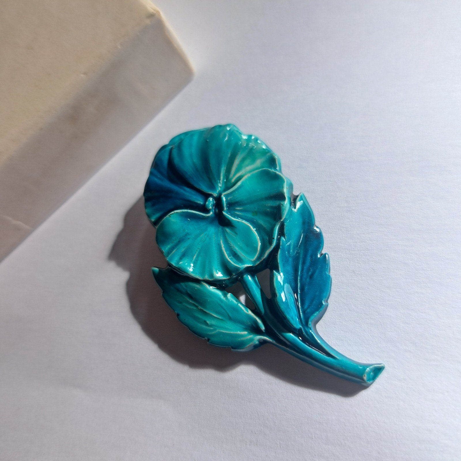 Oude vintage metalen broche viooltje, Sieraden, Tassen en Uiterlijk, Verzenden, Gebruikt, Zilver, Overige materialen