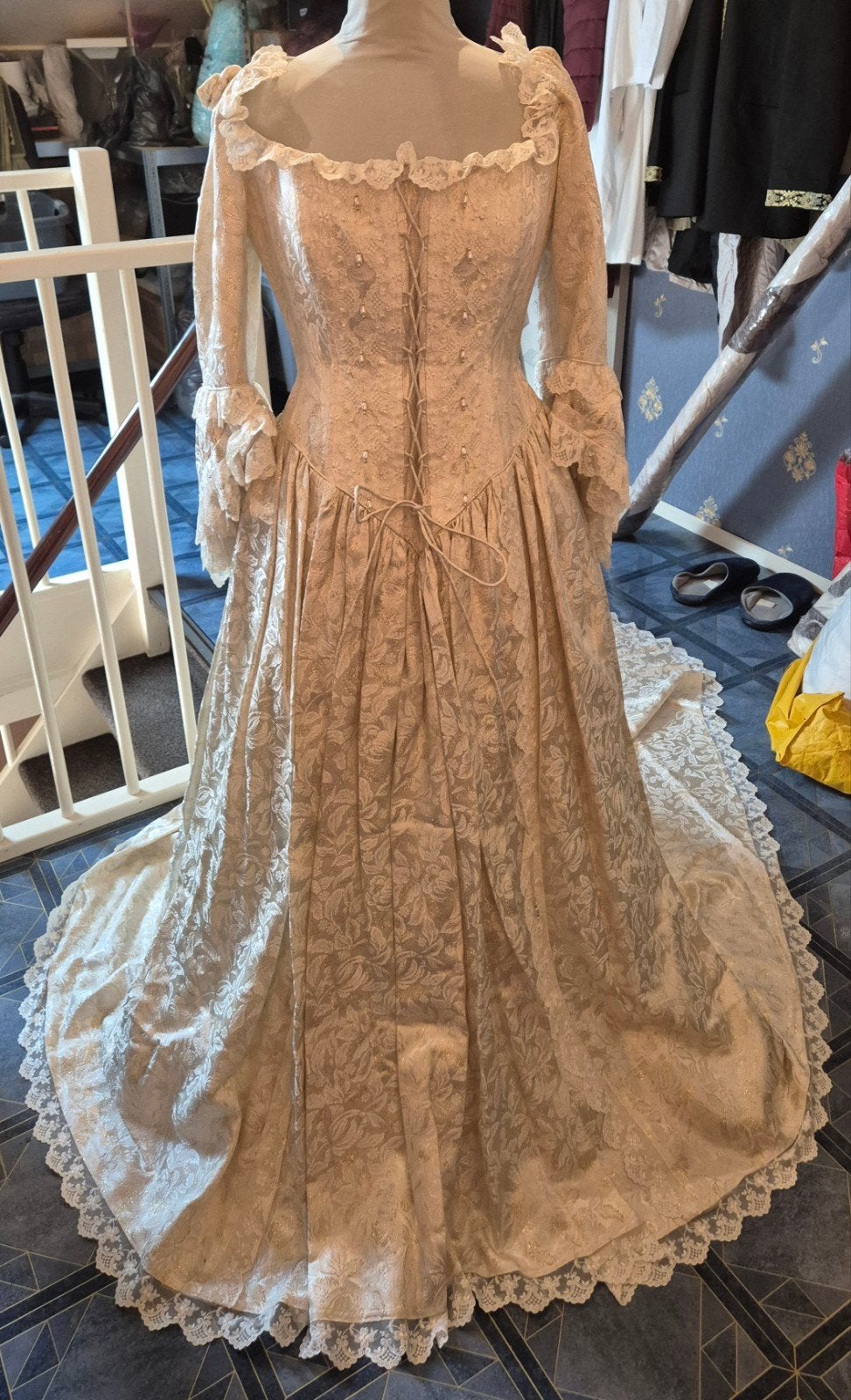 Bruidsjurk met gouddraad mt 44-46, Ophalen of Verzenden, Gedragen, Beige, Trouwjurk