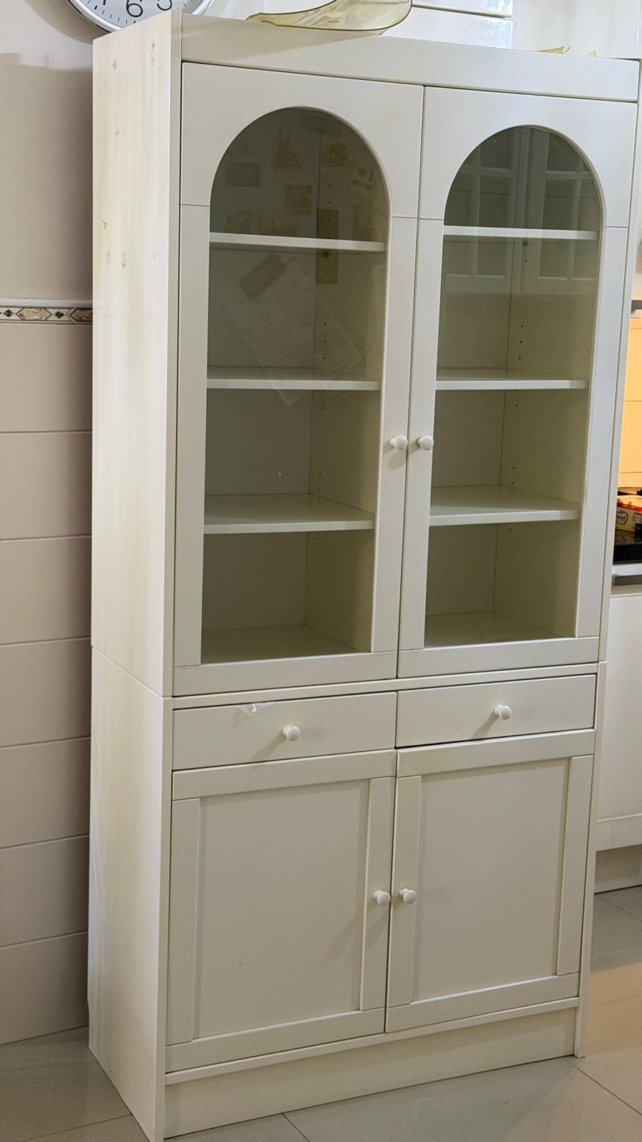 Witte vitrinekast met glazen deuren en lades, Gebruikt, Met lade(s), 150 tot 200 cm, 25 tot 50 cm
