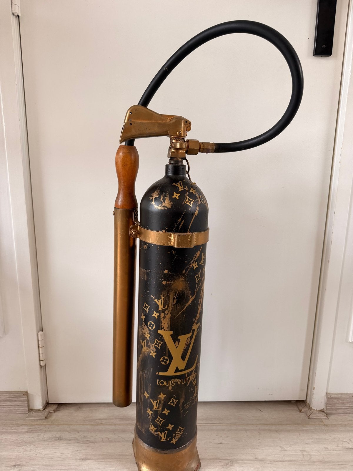 Unieke Louis Vuitton Brandblusser Kunstobject, Antiek en Kunst, Ophalen of Verzenden