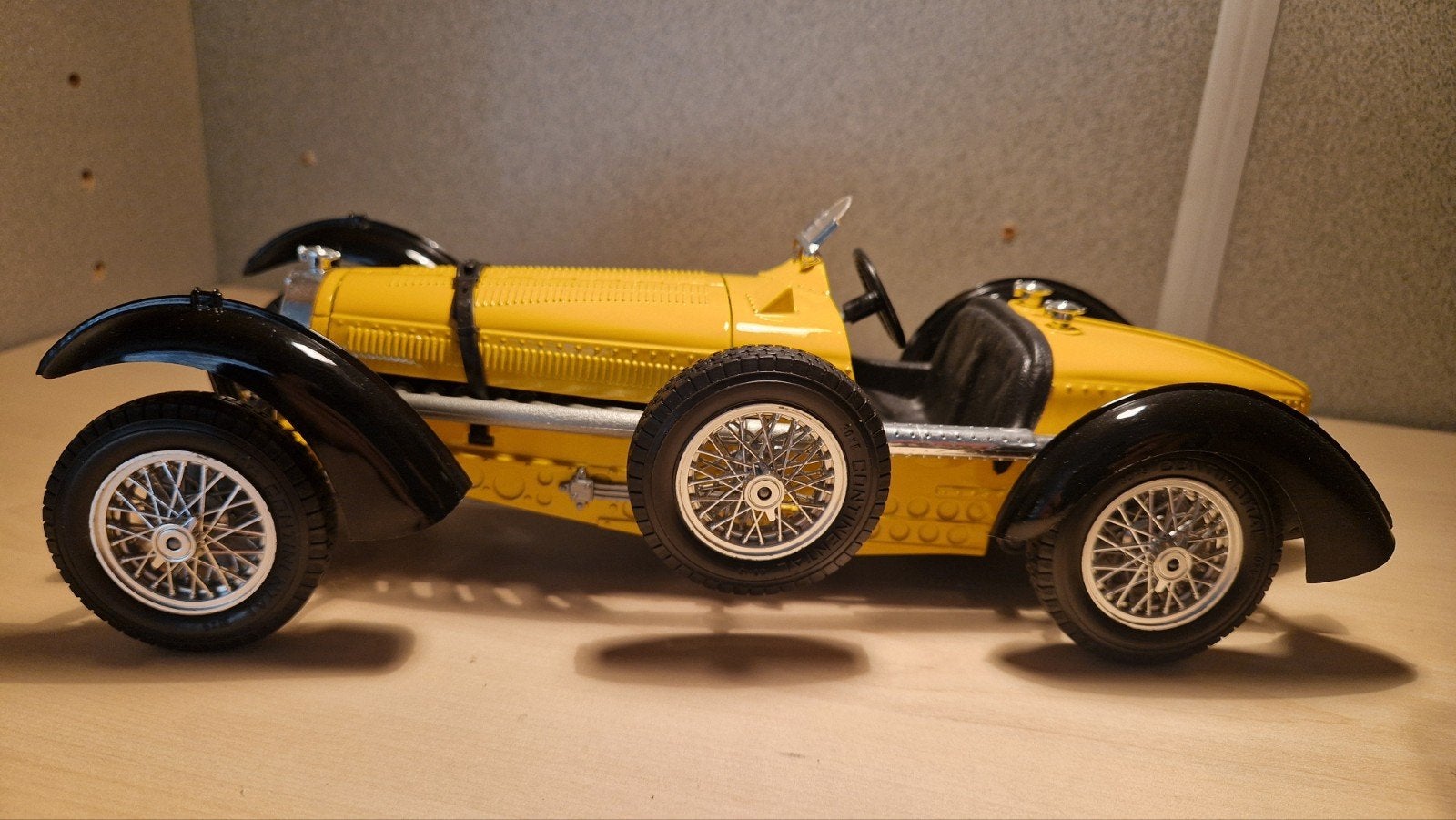 Bburago Bugatti Type 55 (1931) - Geel schaalmodel, Hobby en Vrije tijd, Modelauto's | 1:43, Ophalen of Verzenden, Zo goed als nieuw