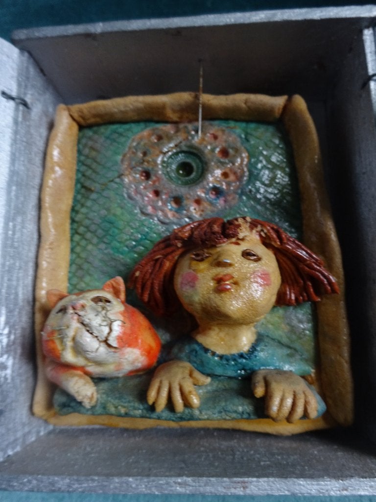 Nadiez Assemblage kunst: kijkkastje van brooddeeg in kistje, Ophalen