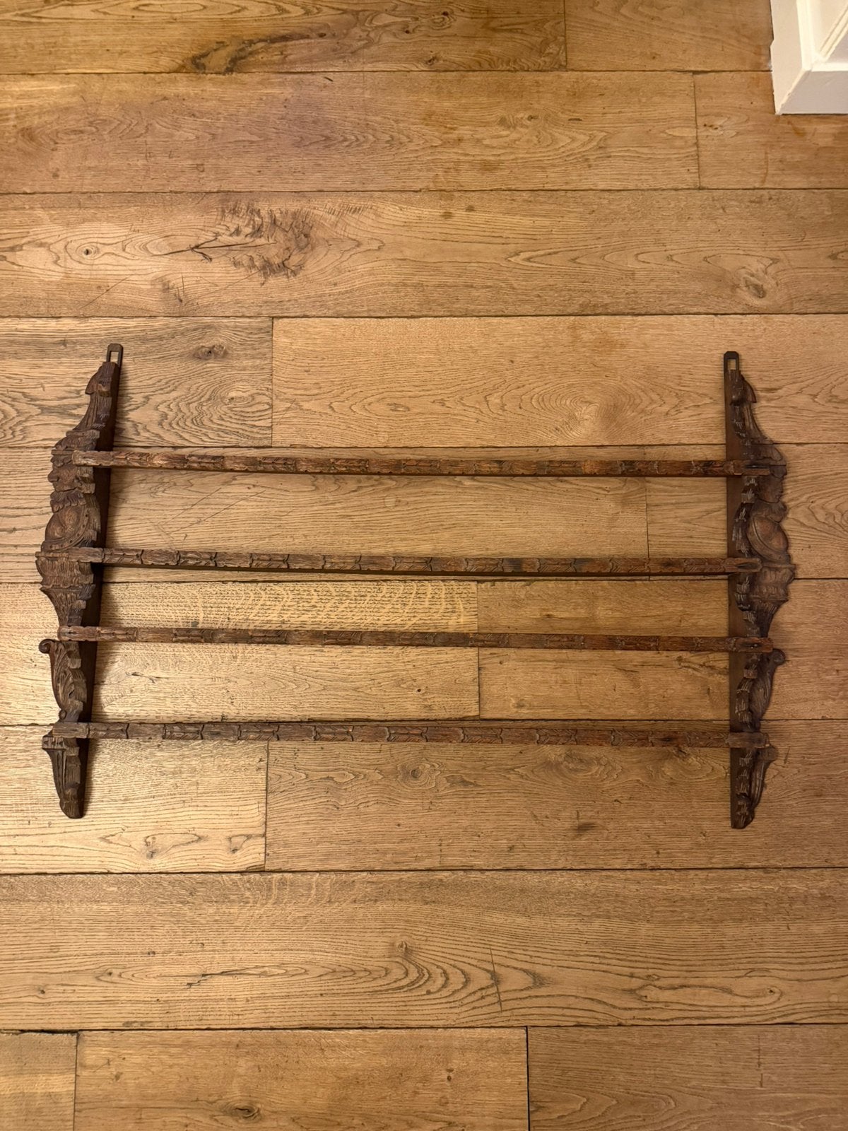 Antieke  houten wandbordenrek, Ophalen of Verzenden, Zo goed als nieuw
