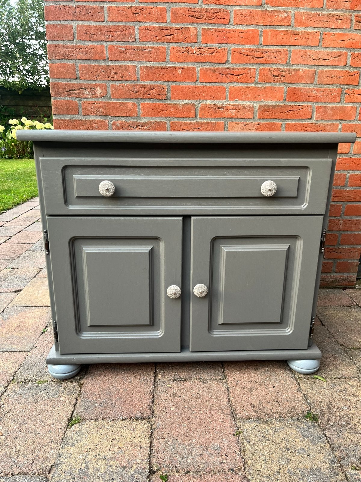 Stijlvol grijs kastje met lade en deurtjes, Ophalen, Gebruikt, 50 tot 100 cm, Met lade(s)