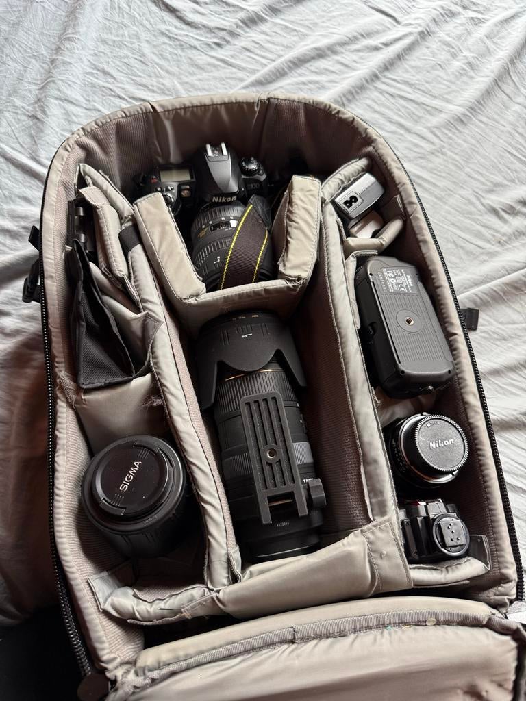 Cameratas met Nikon D100, lenzen en accessoires - Complete s, Ophalen of Verzenden, Zo goed als nieuw, Nikon