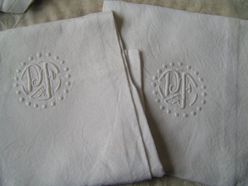 2 damasten antieke servetten met monogram nr AA 1111, Verzenden