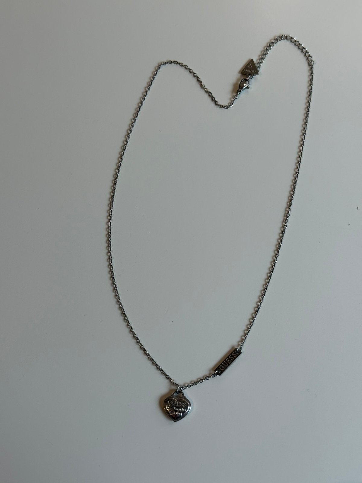 Zilverkleurige guess damesketting met hartvormige hanger, Met hanger, Overige materialen, Nieuw, Ophalen of Verzenden