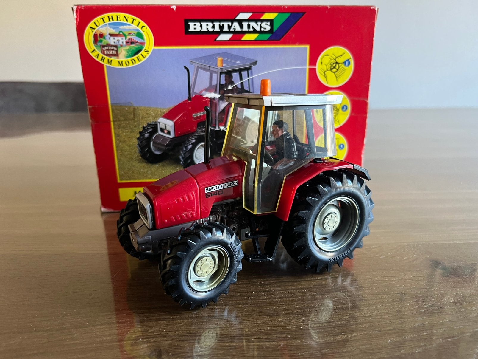 Massey Ferguson 6140 trekker Britains 09449, Hobby en Vrije tijd, Ophalen of Verzenden, Zo goed als nieuw, Tractor of Landbouw