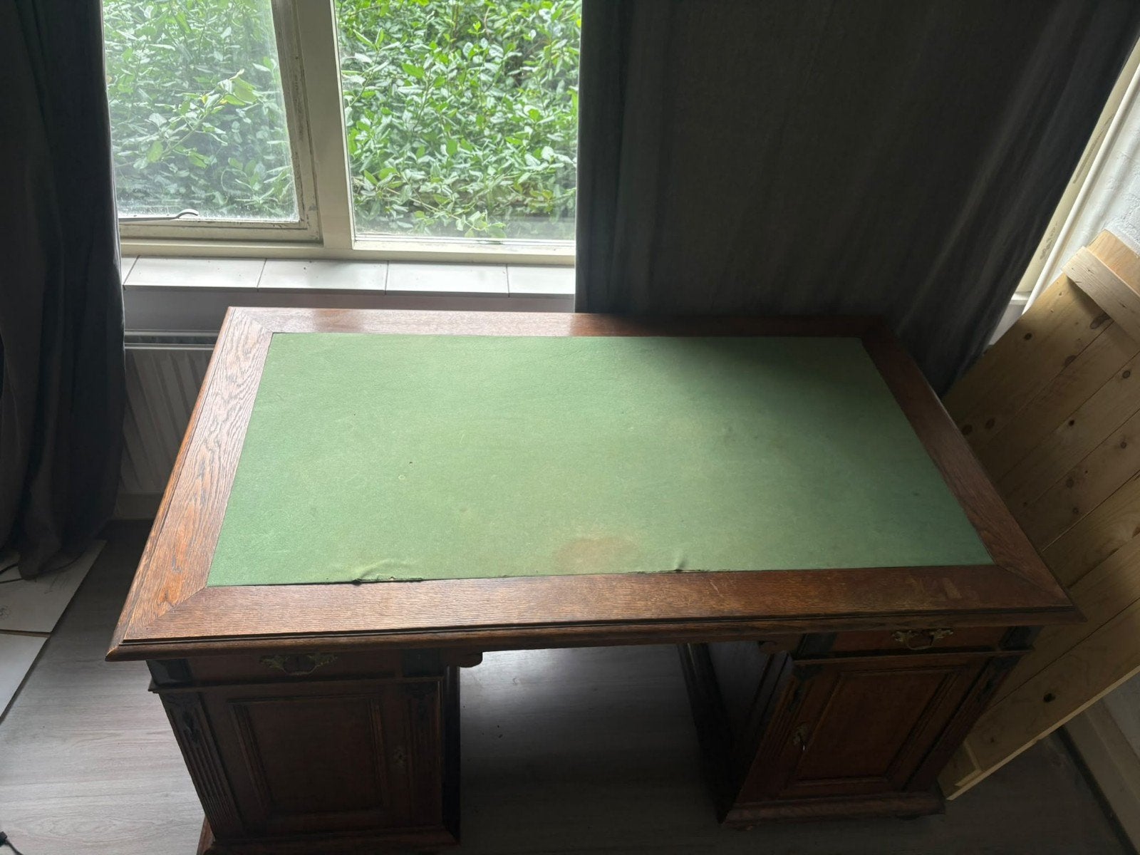 Antiek houten bureau met groen blad en lades, Ophalen, Met lades, Gebruikt, Hout