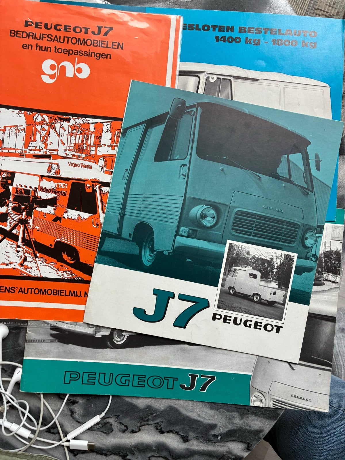 Peugeot J7 - 4 originele brochures, Ophalen of Verzenden, Gelezen, Peugeot