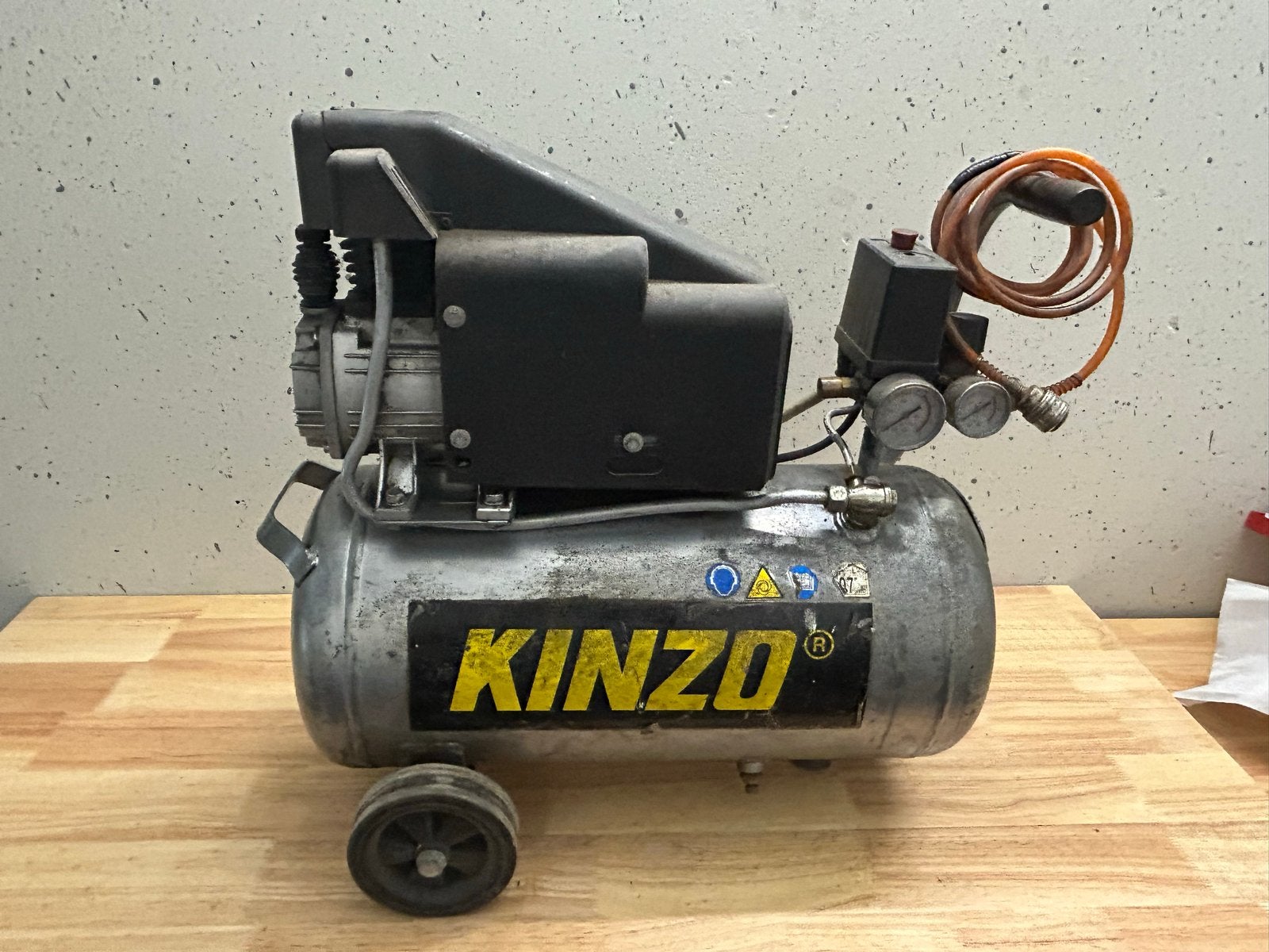 Kinzo Compressor 24L met accessoires, Doe-het-zelf en Verbouw, Compressors, Ophalen, Gebruikt, Minder dan 200 liter/min, 25 tot 100 liter