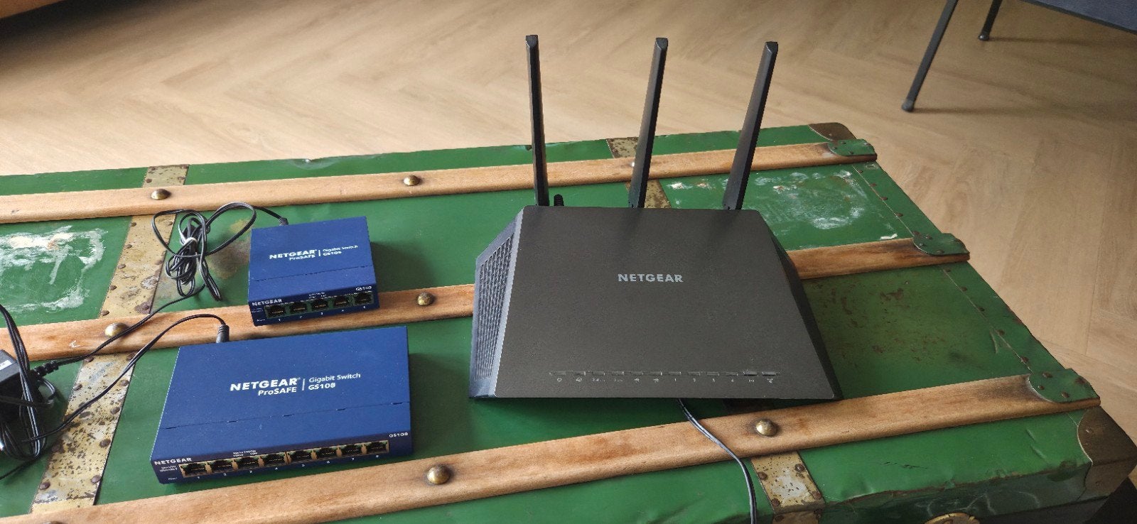 Netgear Netwerkset: Router + 2 Gigabit Switches, Ophalen of Verzenden, Gebruikt, Router, Netgear