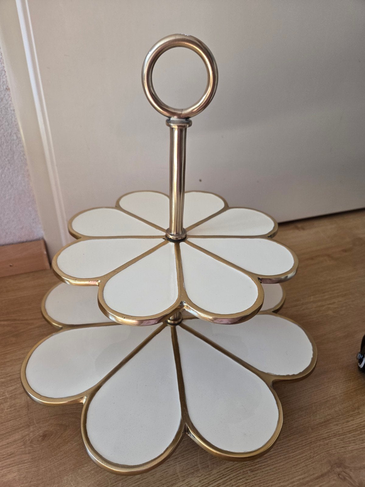 Rivièra Maison etagere bloemvormig wit/goud, Ophalen of Verzenden, Zo goed als nieuw, Dienblad, Met opstaande rand