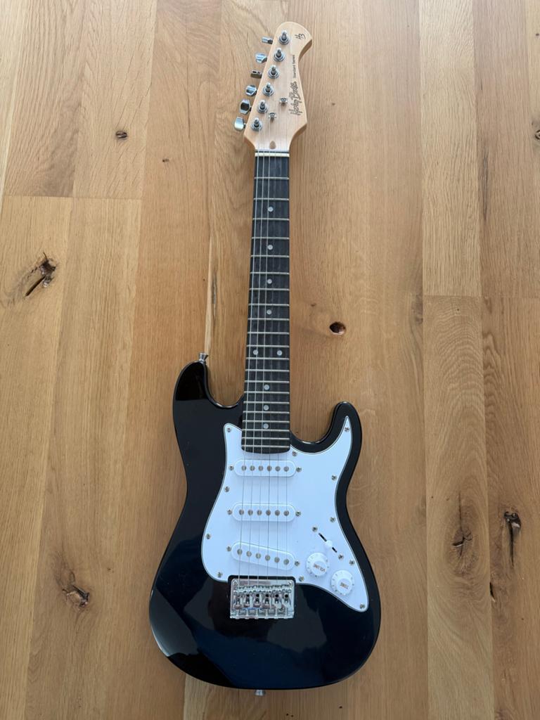 Harley Benton elektrische kindergitaar met standaard + kabel, Ophalen of Verzenden, Zo goed als nieuw, Solid body, Overige merken