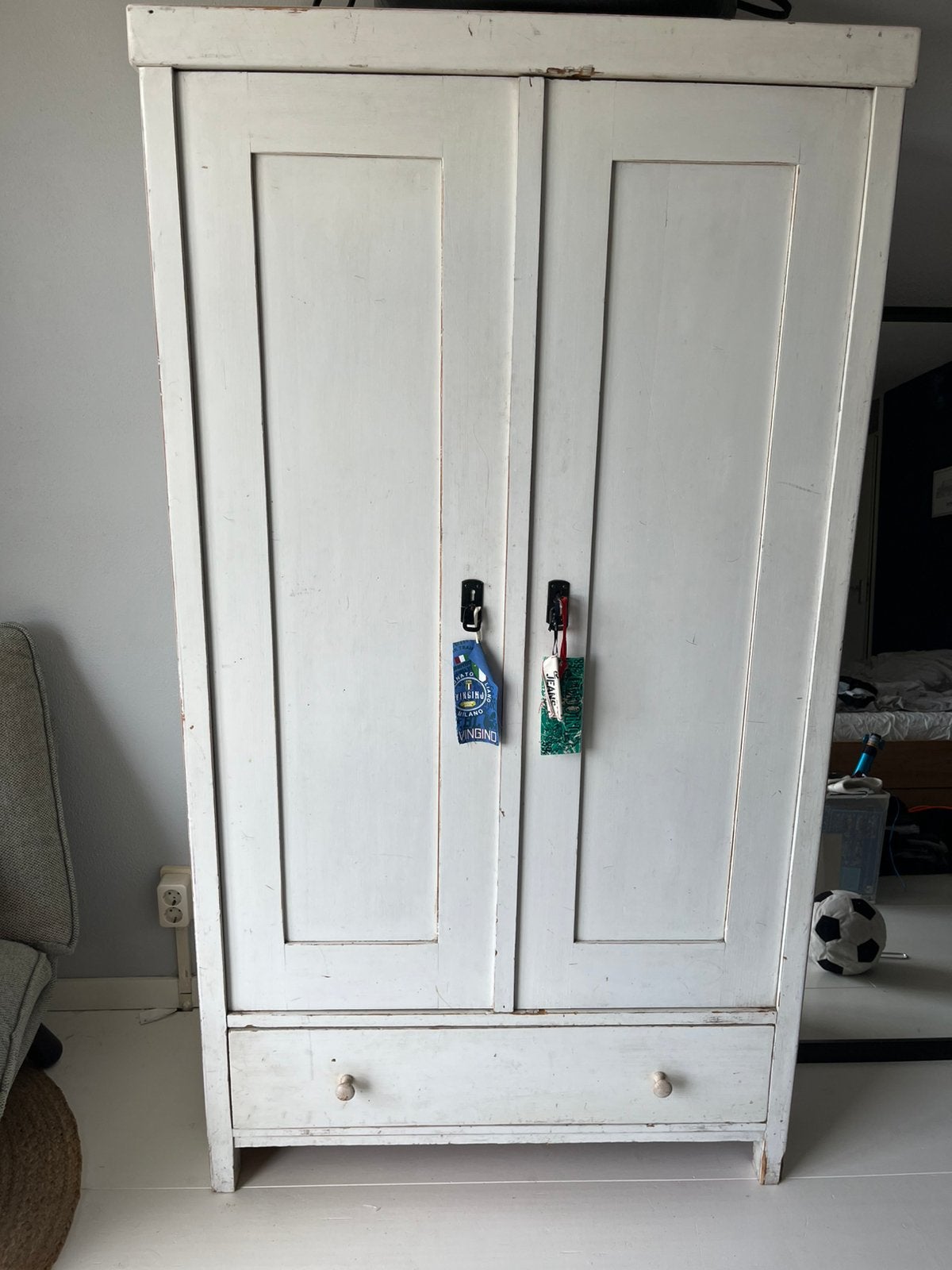 Mooie oude kast. Kledingkast kinderkamer. Originele verf, Antiek en Kunst, Antiek | Meubels | Kasten, Ophalen