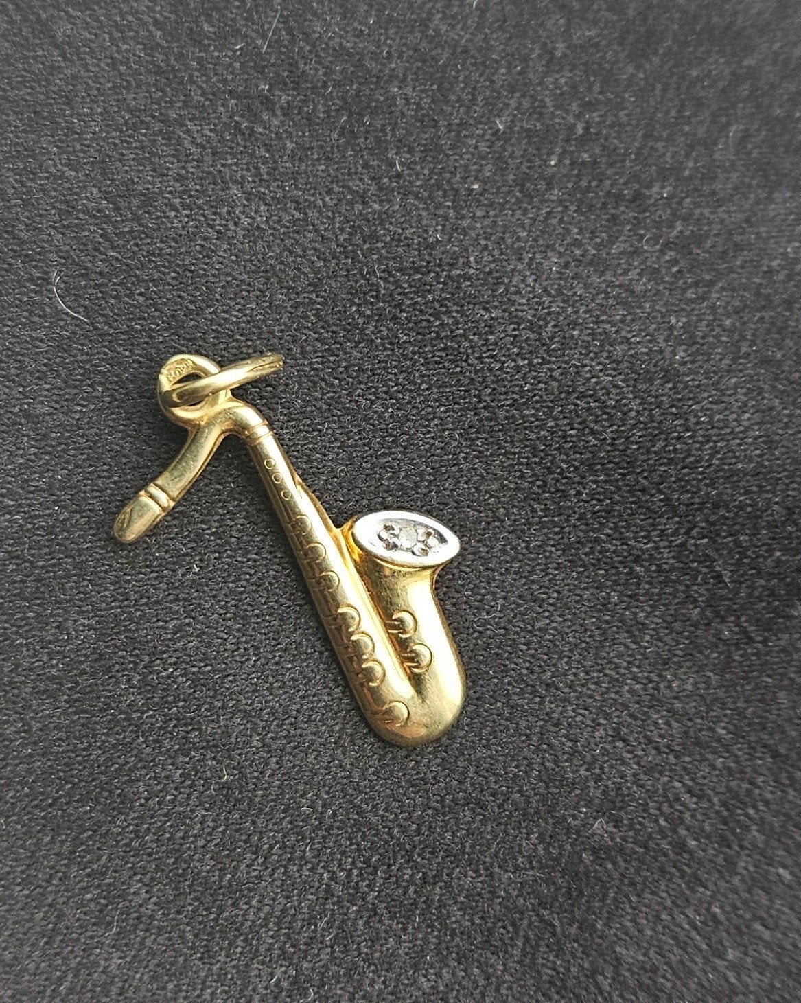 Gouden saxofoon hanger/ bedel met briljantje, Overige merken, Ophalen of Verzenden, Zo goed als nieuw, 1 bedel