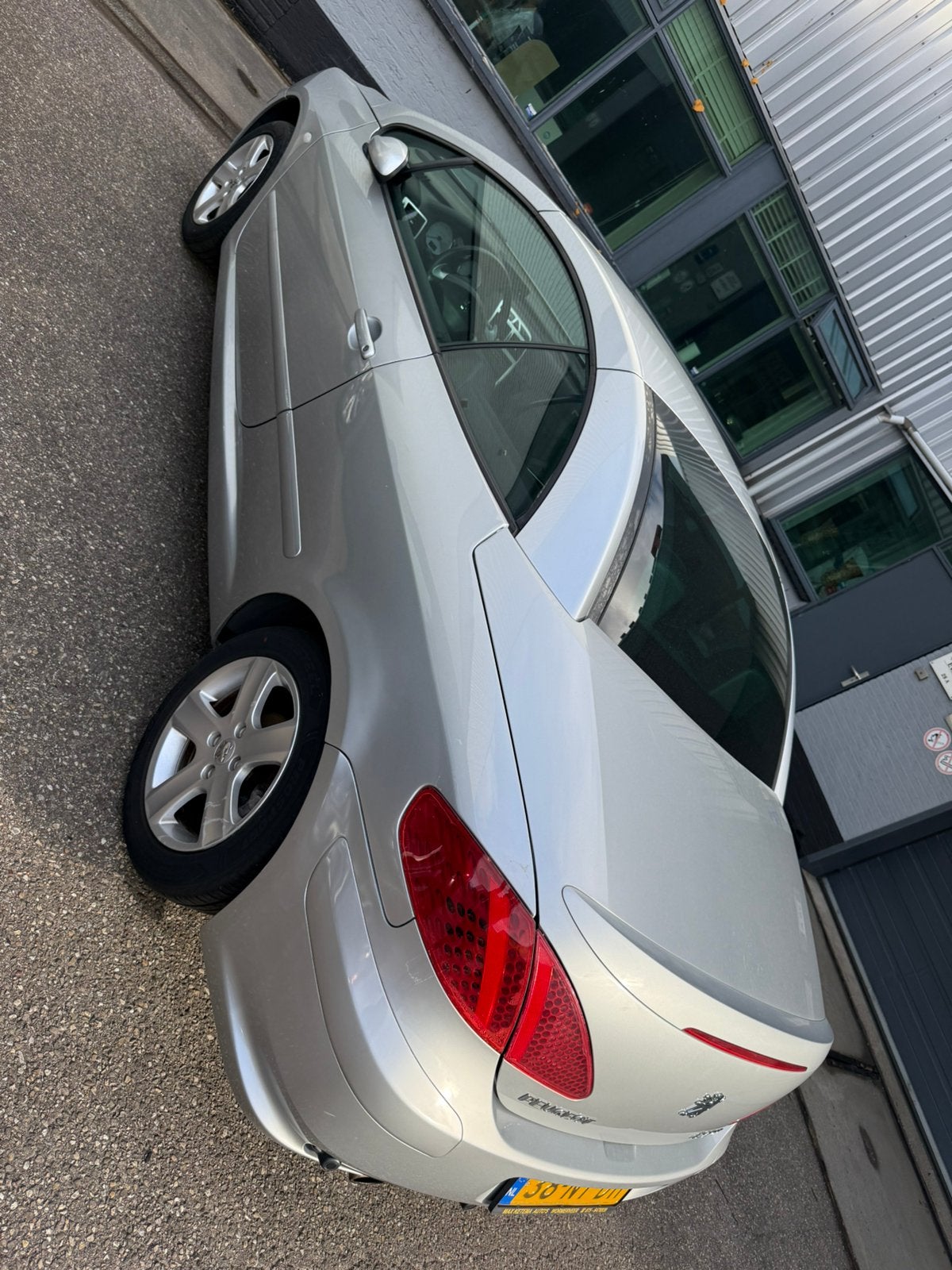 Cabrio Peugeot 307 1.6 16V CC silver, Auto's, Peugeot, 730 kg, Zwart, 4 cilinders, Cabriolet
