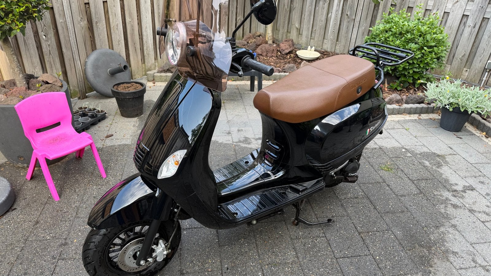 Zwarte Senzo scooter met bruin zadel en windscherm, Ophalen, Gebruikt, Benzine, Overige merken