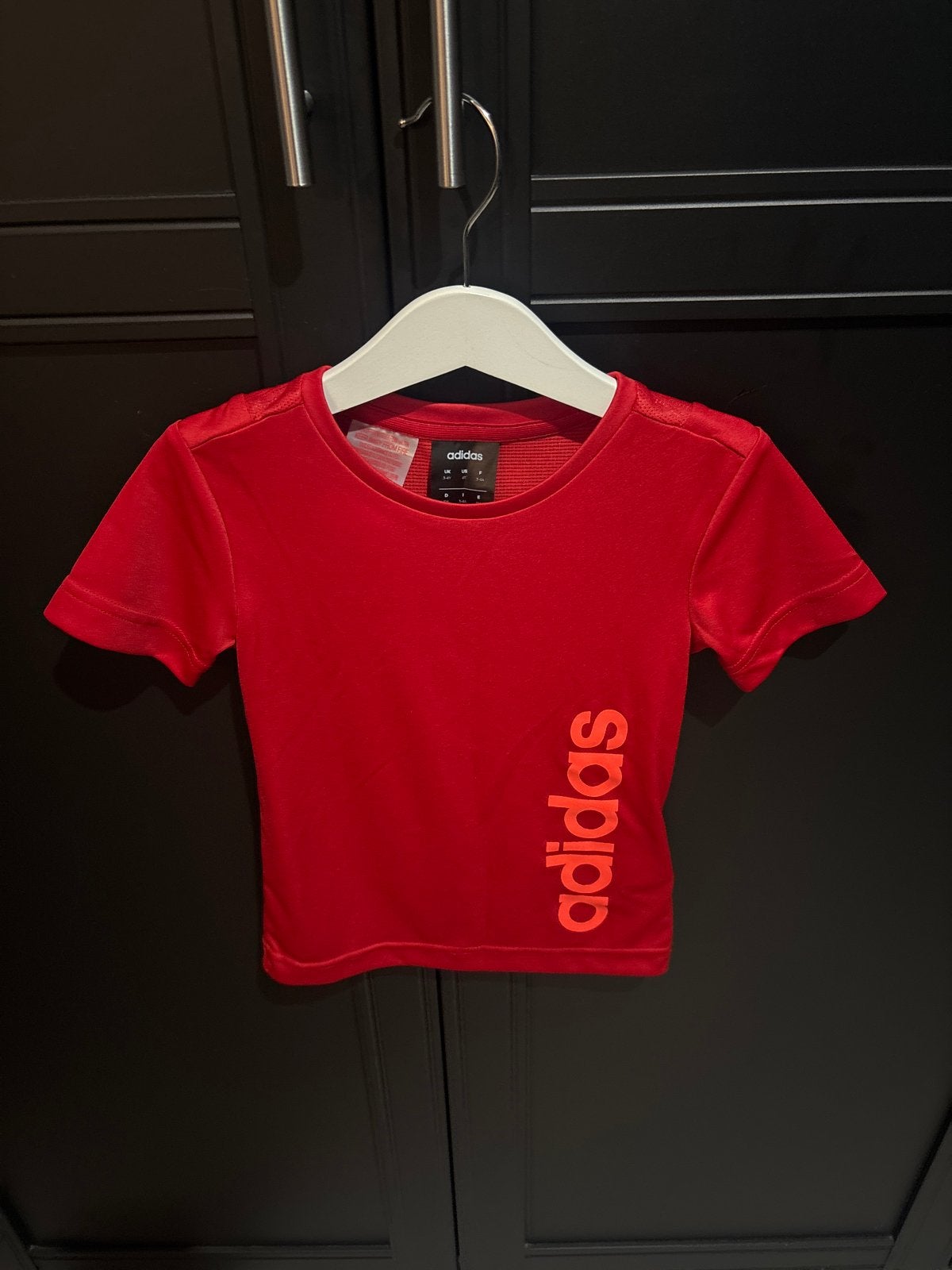 Adidas rood T-shirt voor kinderen - Maat 104, Kinderen en Baby's, Kinderkleding | Maat 104, Ophalen of Verzenden, Zo goed als nieuw