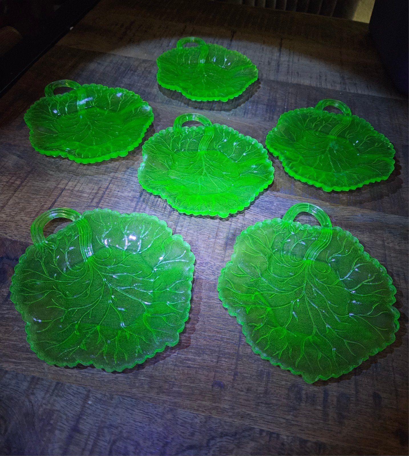 Set van 6 uraniumglas schaaltjes in bladmotief, Antiek en Kunst, Antiek | Glas en Kristal, Ophalen of Verzenden