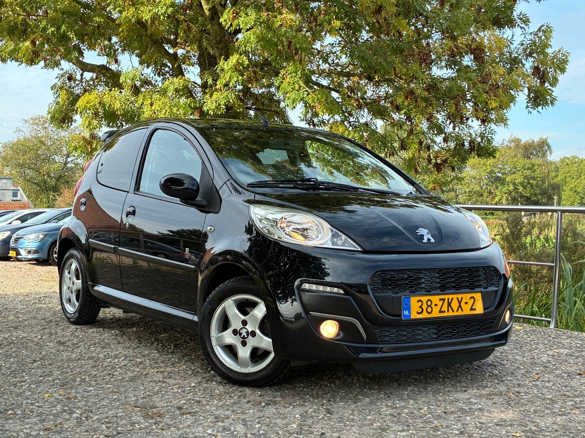 Peugeot 107 1.0 Black & Silver | Airco + Half leder nu € 4, Voorwielaandrijving, Euro 5, Gebruikt, Zwart