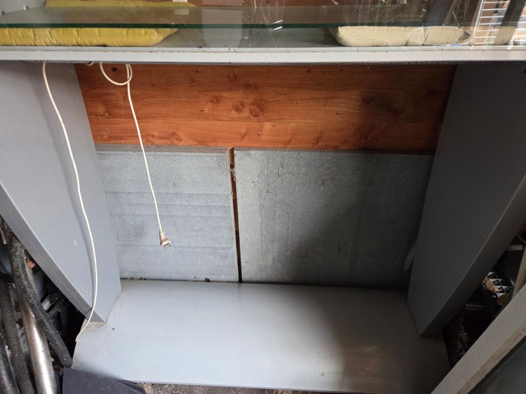 Vitrine kast 1.40 breed en 200 hoog is van metaal en glas, Ophalen, 25 tot 50 cm, Glas