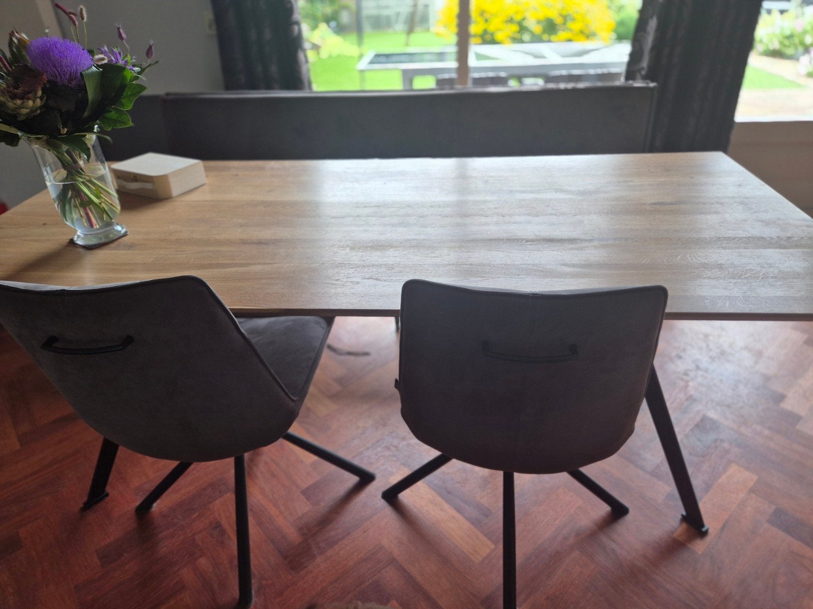 Eettafel met 2 stoelen en bank - Grijs/Hout, Gebruikt, Twee, Ophalen of Verzenden, Stof