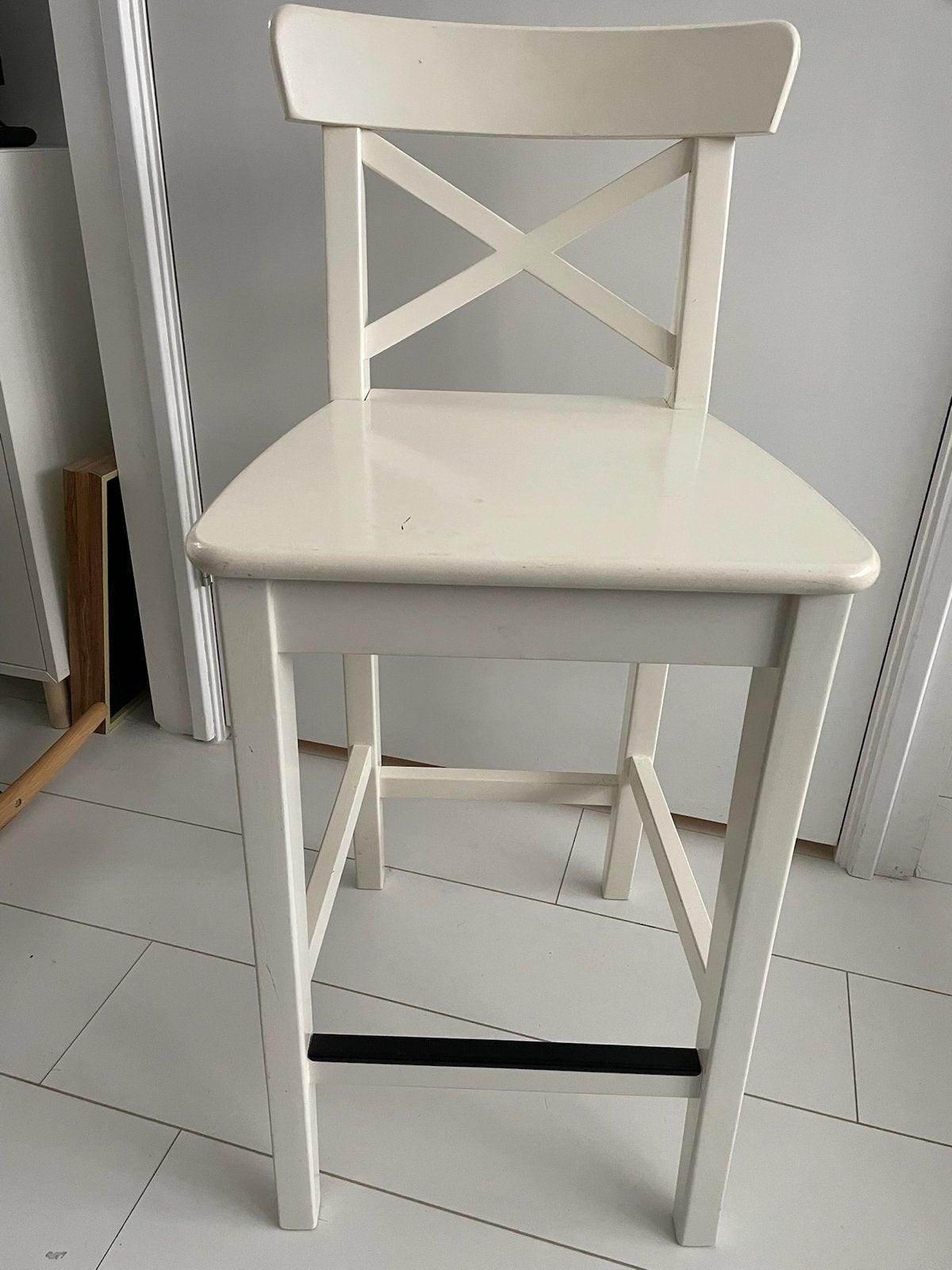 Witte houten barkruk met rugleuning, Huis en Inrichting, Ophalen, Gebruikt, 60 tot 90 cm, Hout
