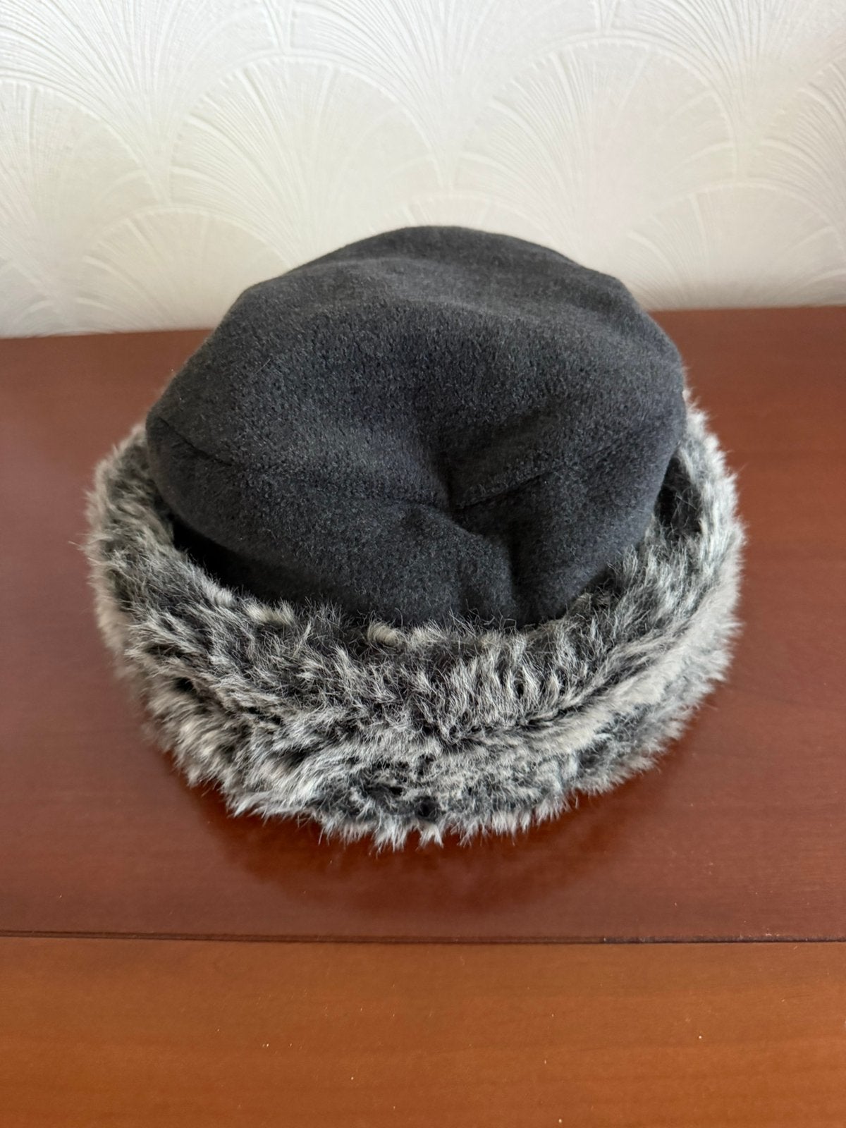 Lekker warme donkergrijze muts met imitatie bont maat S/M, Ophalen of Verzenden, Zo goed als nieuw, One size fits all, Hoed