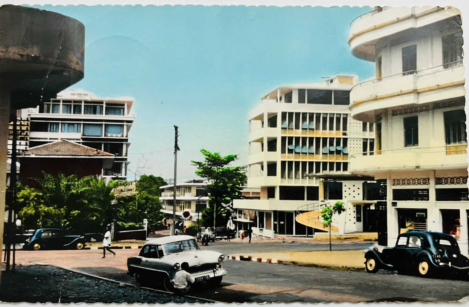 Ansichtkaart met auto’s Citroën Traction Avant in GHANA, Verzamelen, Ophalen of Verzenden, 1940 tot 1960, Gelopen, Voertuig
