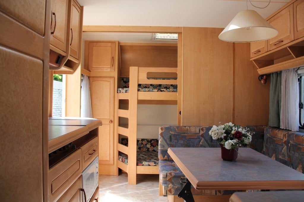 caravan met stapelbed, Caravans en Kamperen, Caravans, Rondzit, Particulier, Ringverwarming, 5 tot 6 meter