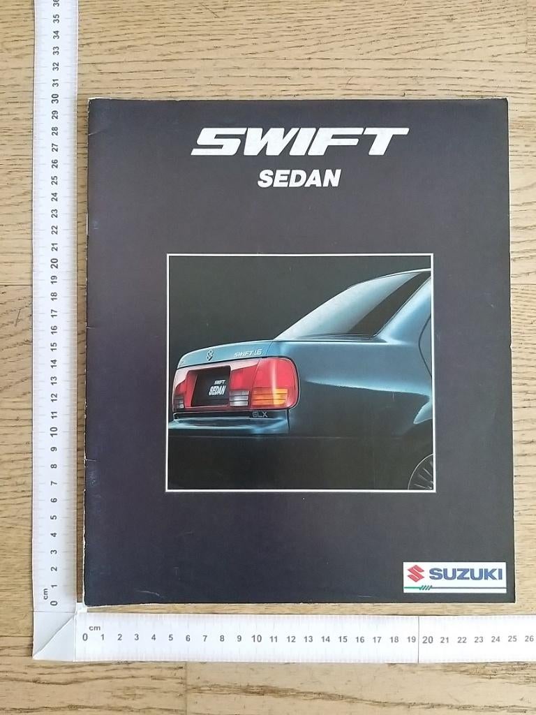 Suzuki Swift Sedan grote brochure 1990, Ophalen of Verzenden, Gelezen, Overige merken